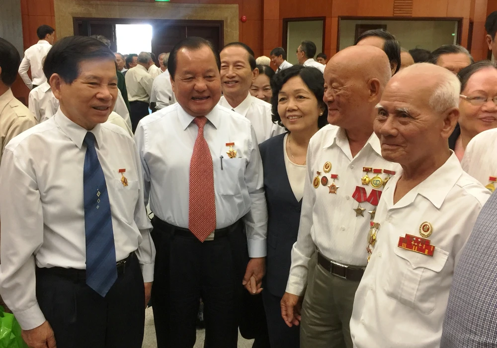 Nguyên Bí thư Thành ủy TP.HCM Lê Thanh Hải (thứ hai bên trái qua) trao đổi với các đại biểu. Ảnh: TÁ LÂM