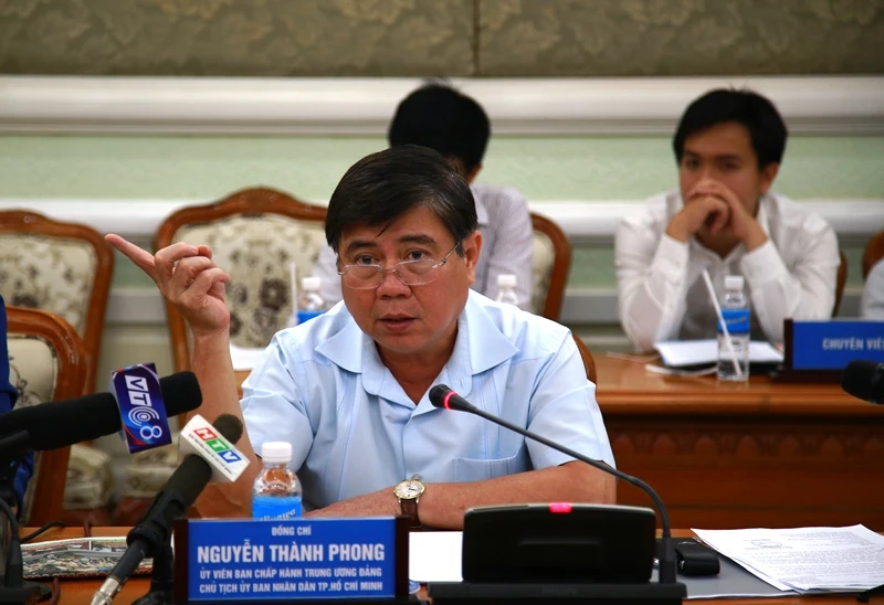 Chủ tịch UBND TP.HCM Nguyễn Thành Phong nói tại buổi họp. Ảnh: TÁ LÂM