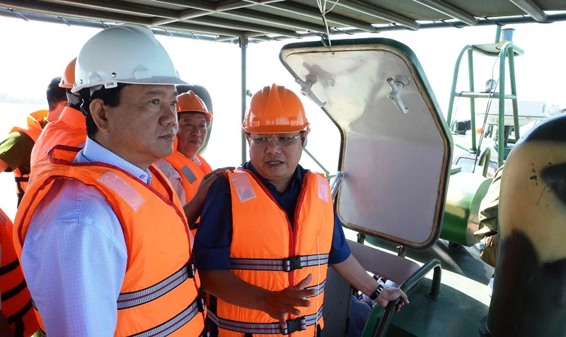 Bí thư Thăng đi ca nô khảo sát hồ Dầu Tiếng ảnh 2