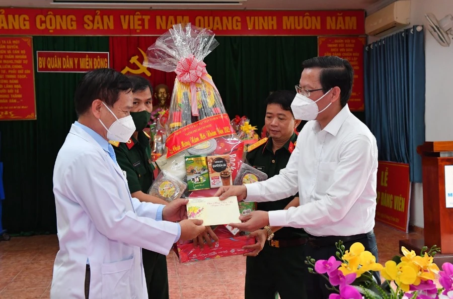 Chủ tịch TP.HCM chúc Tết lực lượng tuyến đầu chống dịch, hộ nghèo ảnh 2