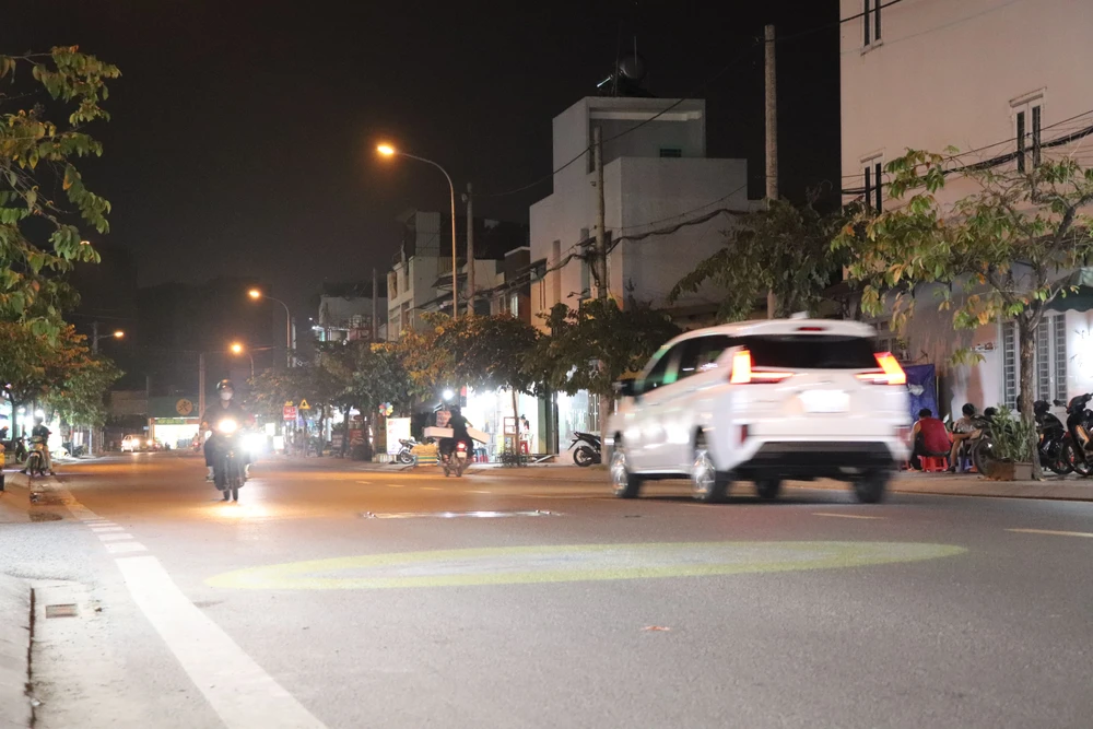 Dung-den-led-chieu-logo-xuong-long-duong (22)-min.JPG