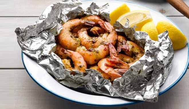 Dùng giấy bạc bọc thực phẩm sao cho đúng? ảnh 1