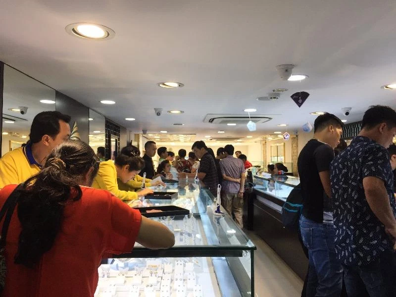 Gần cuối ngày, nhiều người vẫn đổ xô mua vàng Thần tài ảnh 5