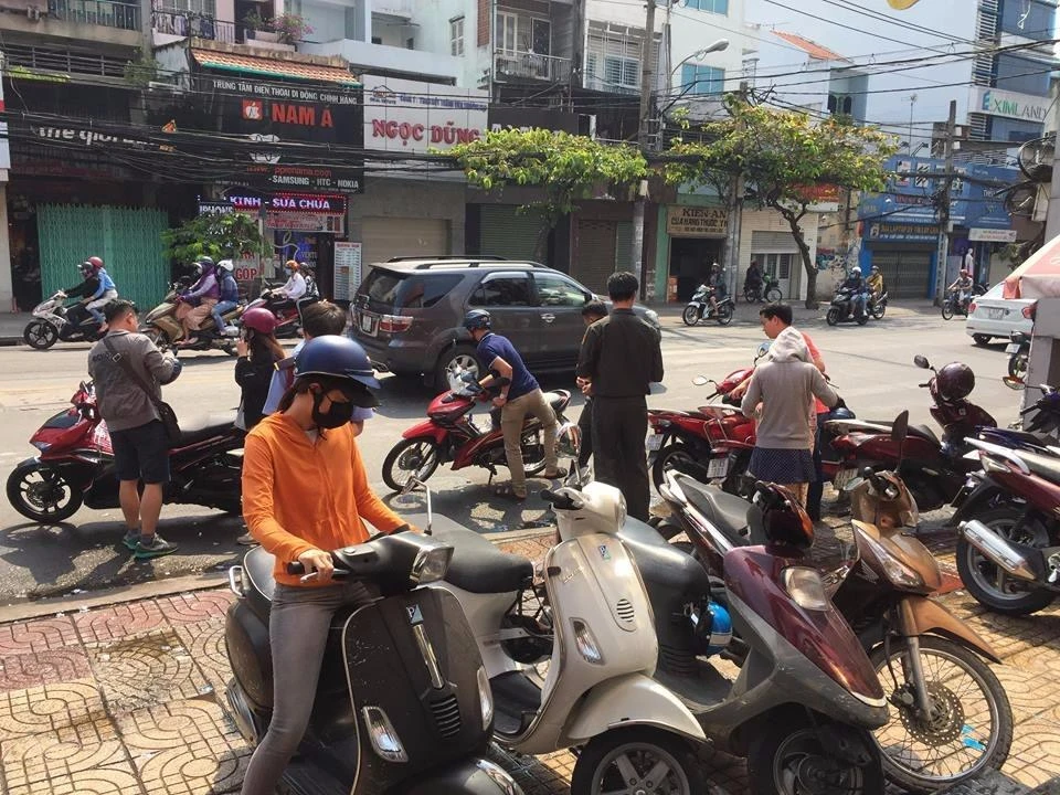 Gần cuối ngày, nhiều người vẫn đổ xô mua vàng Thần tài ảnh 8