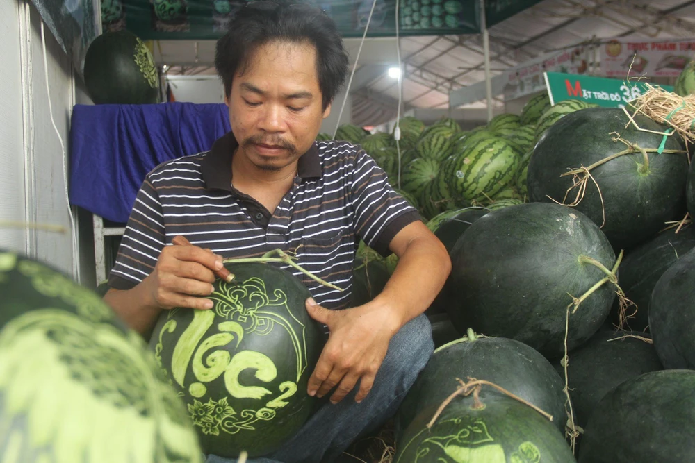 dua-hau-khac-chu-thu-phap-tet