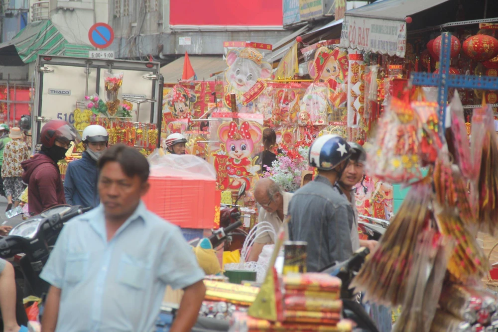 mua-sam-do-trang-tri-tet