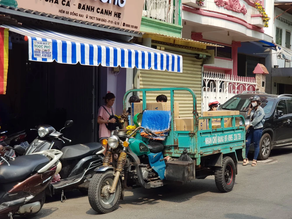 chen-nhau-mua-khau-trang-yte