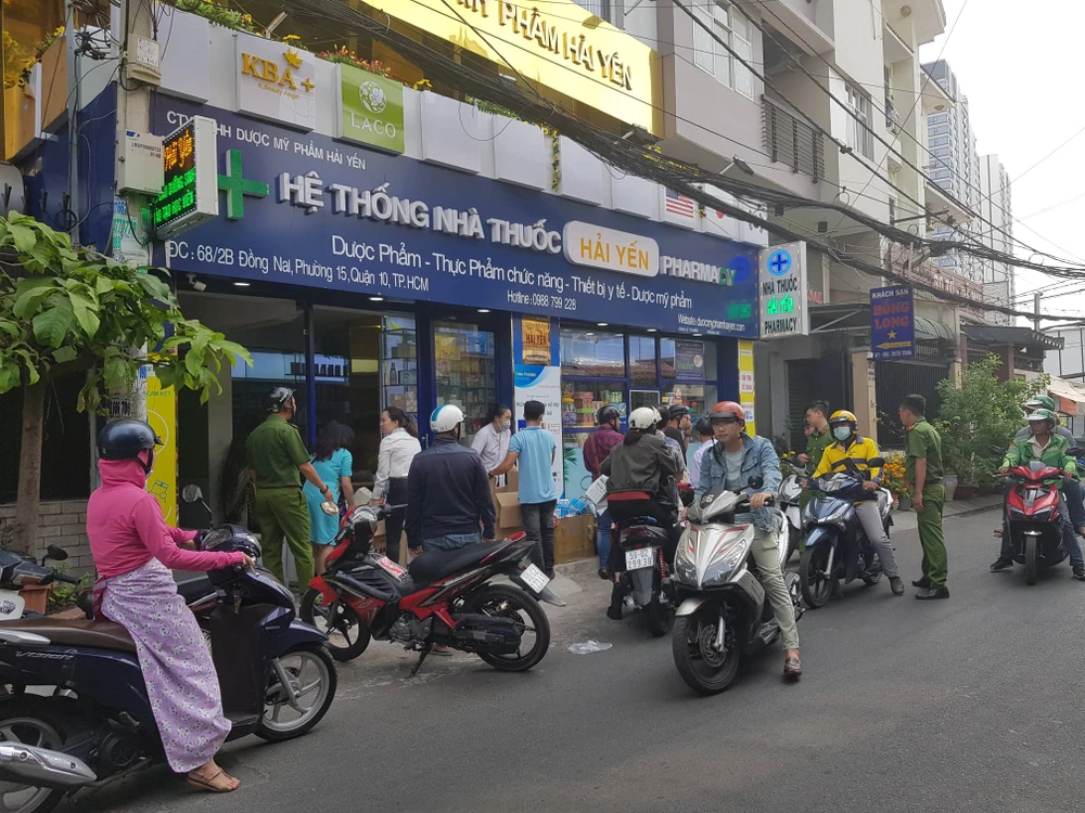 tranh-nhau-mua-khautrang-yte