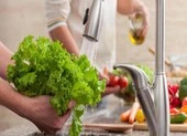 Rửa nước thông thường không hết được E.coli trên rau sống