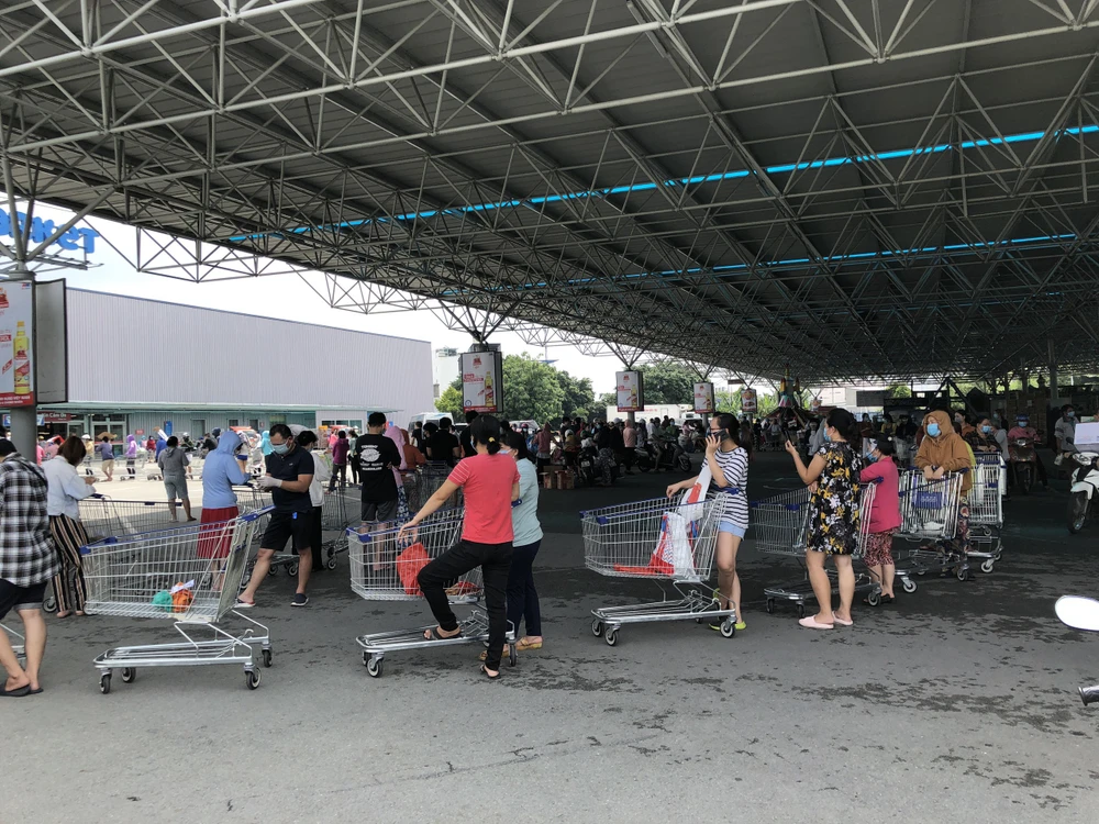 Cận cảnh: Khách xếp hàng chờ mua, siêu thị cam kết hàng không thiếu ảnh 2