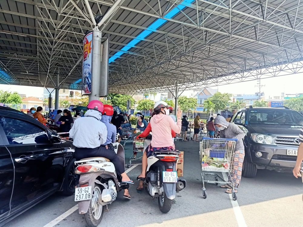 Cận cảnh: Khách xếp hàng chờ mua, siêu thị cam kết hàng không thiếu ảnh 4