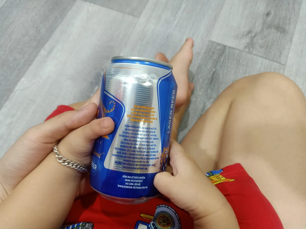 Chỉ cần một ngủm nhỏ rượu, bia cũng gây ảnh hưởng tới sức khỏe của trẻ nhỏ. Ảnh minh họa: HẠ QUYÊN