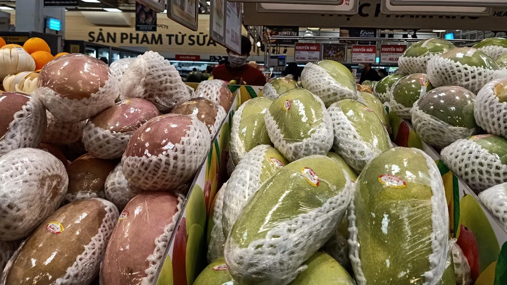 Đối với xoài, người trưởng thành mỗi lần nên ăn khoảng 80 - 100 gram, một ngày không ăn quá 300 gram. ẢNH: HẠ QUYÊN