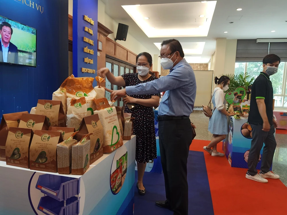 Dịch COVID-19 mở ra nhiều cơ hội cho hàng nội địa. ẢNH: THU HÀ