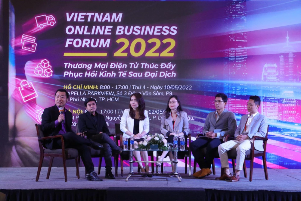 Các diễn giả tham gia thảo luận tại Diễn đàn toàn cảnh TMĐT 2022. Ảnh: THU HÀ