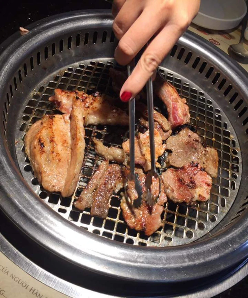 Nướng với nhiệt độ lớn trên bếp từ, bếp điện... cũng gây sản sinh các chất độc hại. ẢNH: HẠ QUYÊN