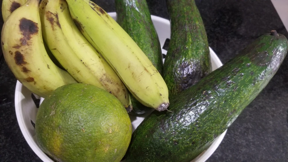 Bảo quản bơ và chuối gần nhau sẽ khiến chúng nhanh chín hơn, và nhanh hư hỏng hơn. ẢNH: HẠ QUYÊN