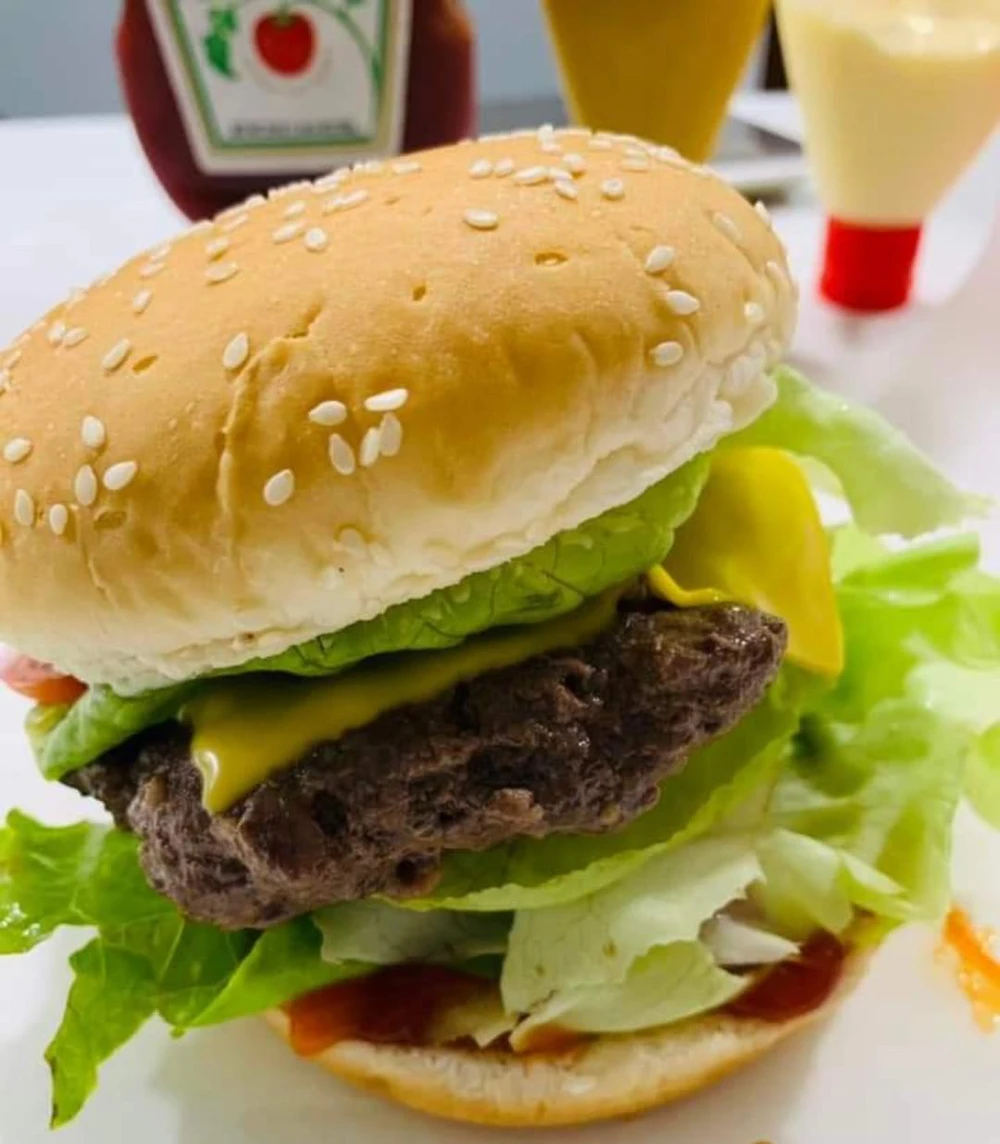 Hamburger không phải là món ăn lành mạnh sau mỗi giờ luyện tập thể thao. ẢNH: HẠ QUYÊN