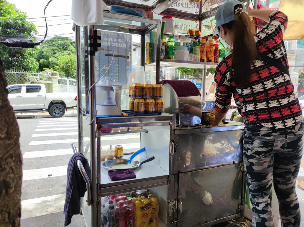 Nếu các xe nước mía vỉa hè không đảm bảo vệ sinh thì rất dễ thu hút ruồi nhặng bám vào thức uống. ẢNH: HẠ QUYÊN