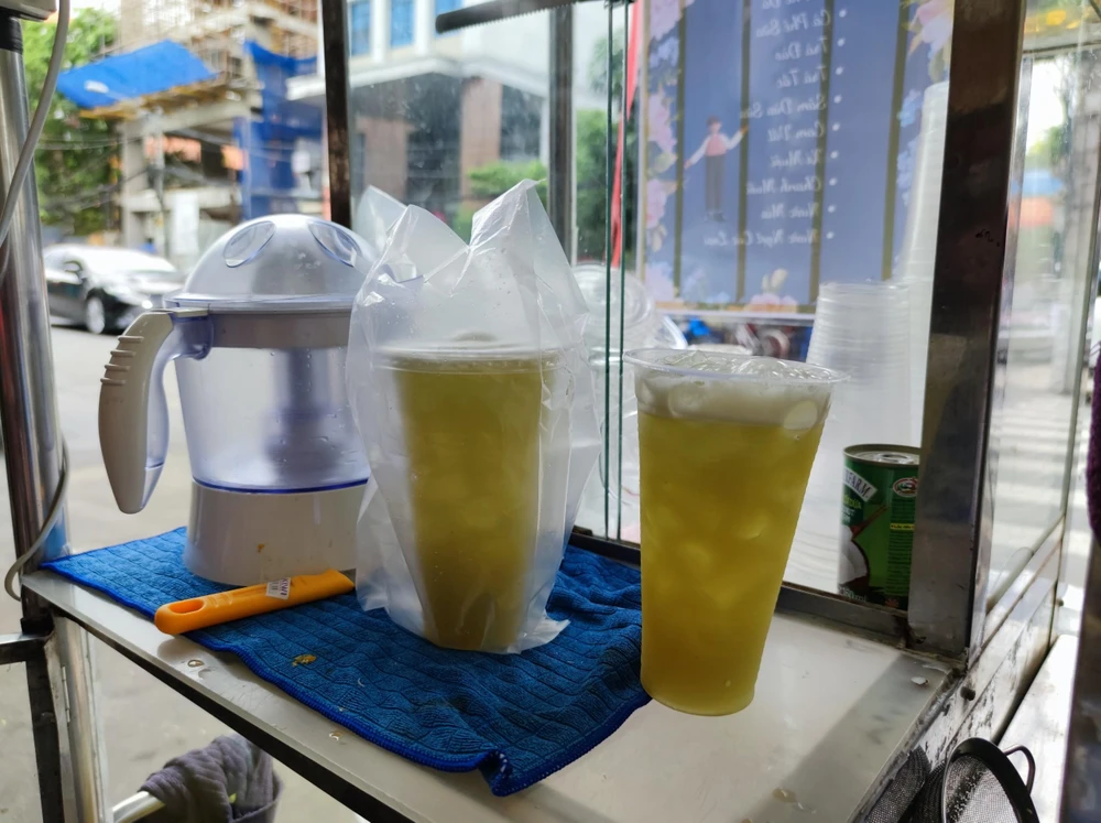 Vì nhiều đường, nên nước mía dễ trở thành môi trường cho vi khuẩn phát triển, nhất là trong điều kiện chế biến không đảm bảo an toàn thực phẩm. ẢNH: HẠ QUYÊN