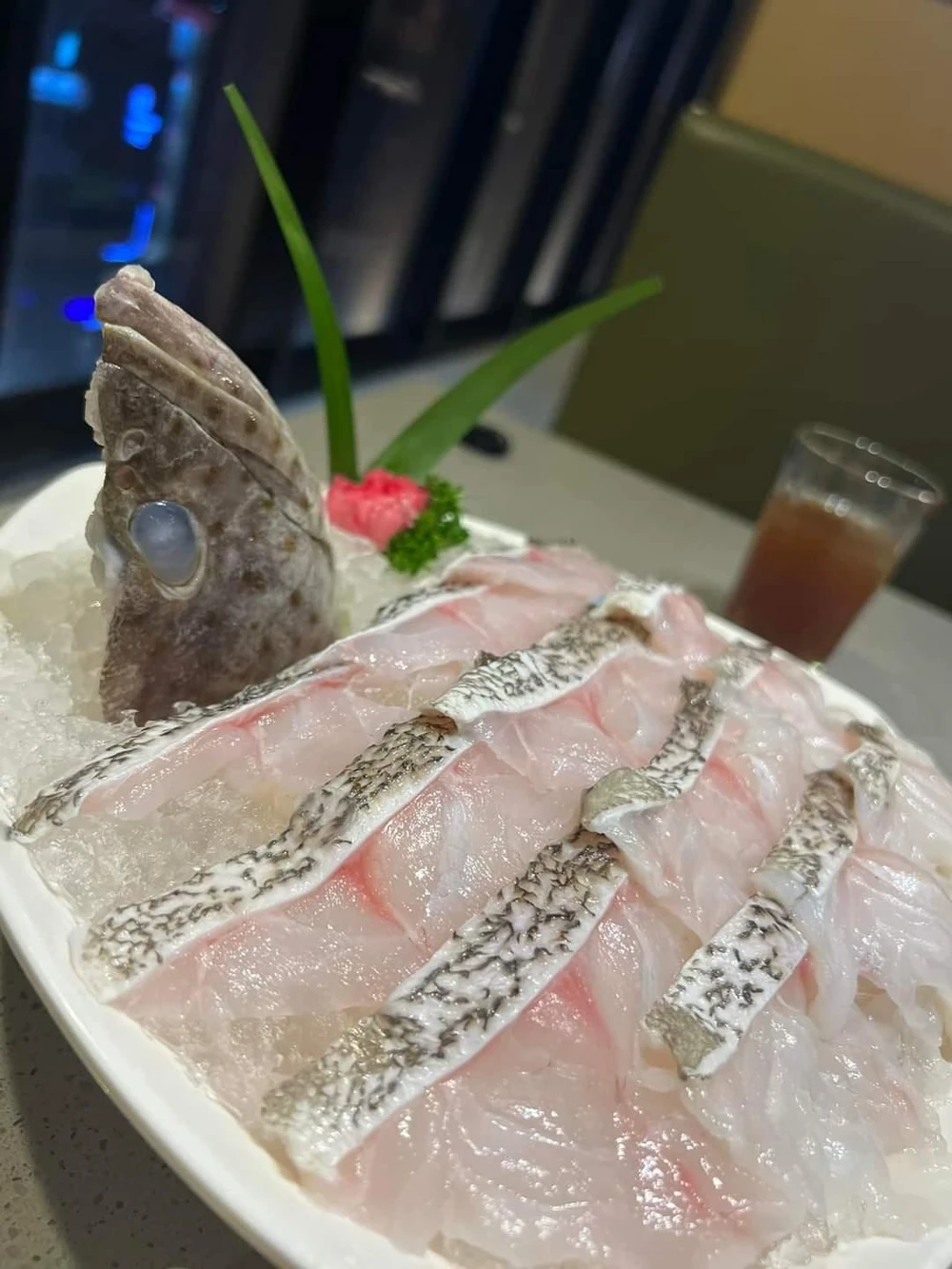 Phần cá mú bị cho là ươn được nhà hàng lẩu Haidilao phục vụ. ẢNH: VÕ HẠ LINH