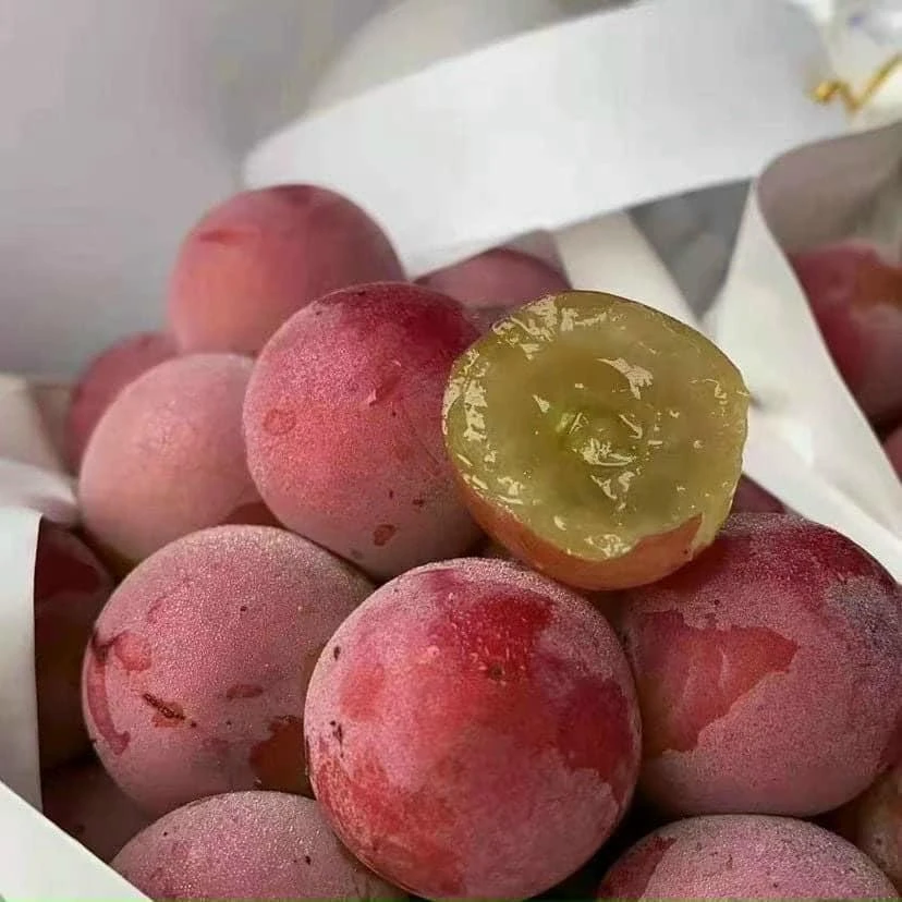 Bên trong "nho Ruby Roman" nhưng chỉ có một lòng, đang được rao bán trên mạng xã hội. ẢNH: Facebook