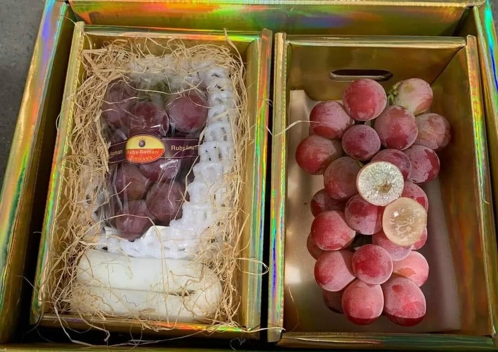 Nho Ruby Roman nhưng lại đựng trong hộp Queen Nina và bán với giá chỉ bằng 1/10 giá Ruby Roman. ẢNH: Facebook