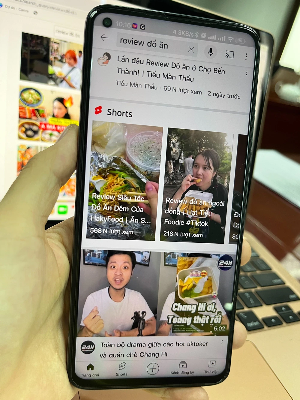 Việc coi review đồ ăn trên mạng trước khi đi ăn trở thành thói quen của nhiều người, đặc biệt là giới trẻ. ẢNH: HẠ QUYÊN