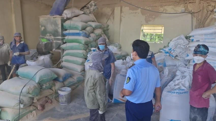 Tại hiện trường lực lượng chức năng tỉnh Hải Dương phát hiện một số công nhân đang phối trộn cám mỳ với nguyên liệu khác. ẢNH: QLTT