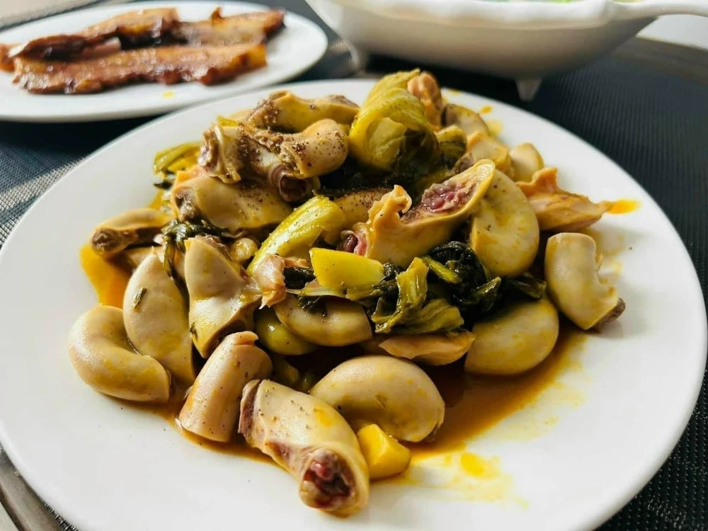 Lòng heo xào dưa là món ăn được nhiều người yêu thích. ẢNH: Phung Long.