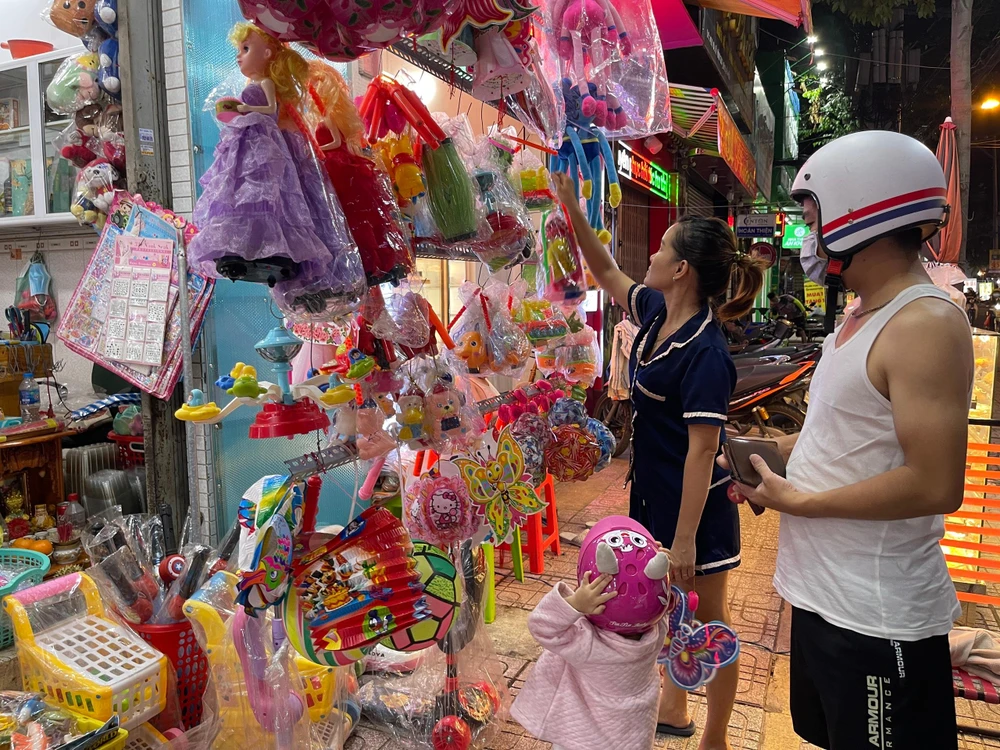 Đèn lồng trong nước thắng thế ở thị trường trung thu 2022. ẢNH: THU HÀ Đèn lồng trong nước thắng thế ở thị trường trung thu 2022. ẢNH: THU HÀ