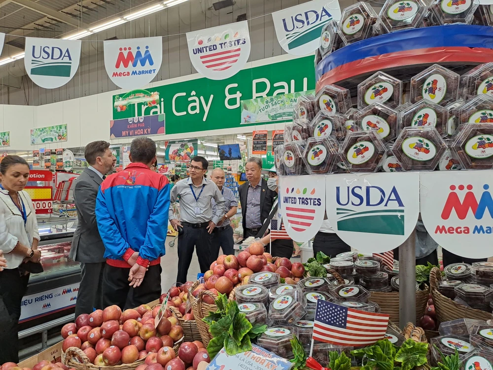 Các sản phẩm hoa quả và đồ uống Hoa Kỳ được trưng bày ở những vị trí đẹp trong siêu thị, nhằm thu hút người tiêu dùng tham quan mua sắm. Ảnh: THU HÀ