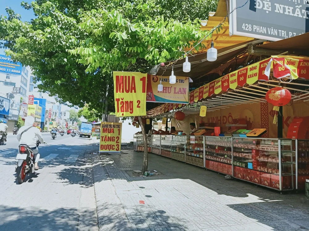 Bánh trung thu phơi nắng nhiều ngày rất có thể bị giảm chất lượng. ẢNH: HẠ QUYÊN