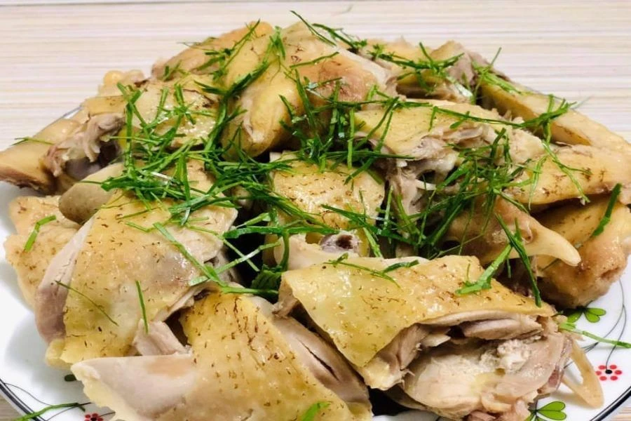 Thịt gà tốt cho quá trình giảm cân nhưng hãy ăn kèm nhiều rau, củ, quả khác để chế độ ăn thêm phong phú và nhiều dưỡng chất. ẢNH: HẠ QUYÊN