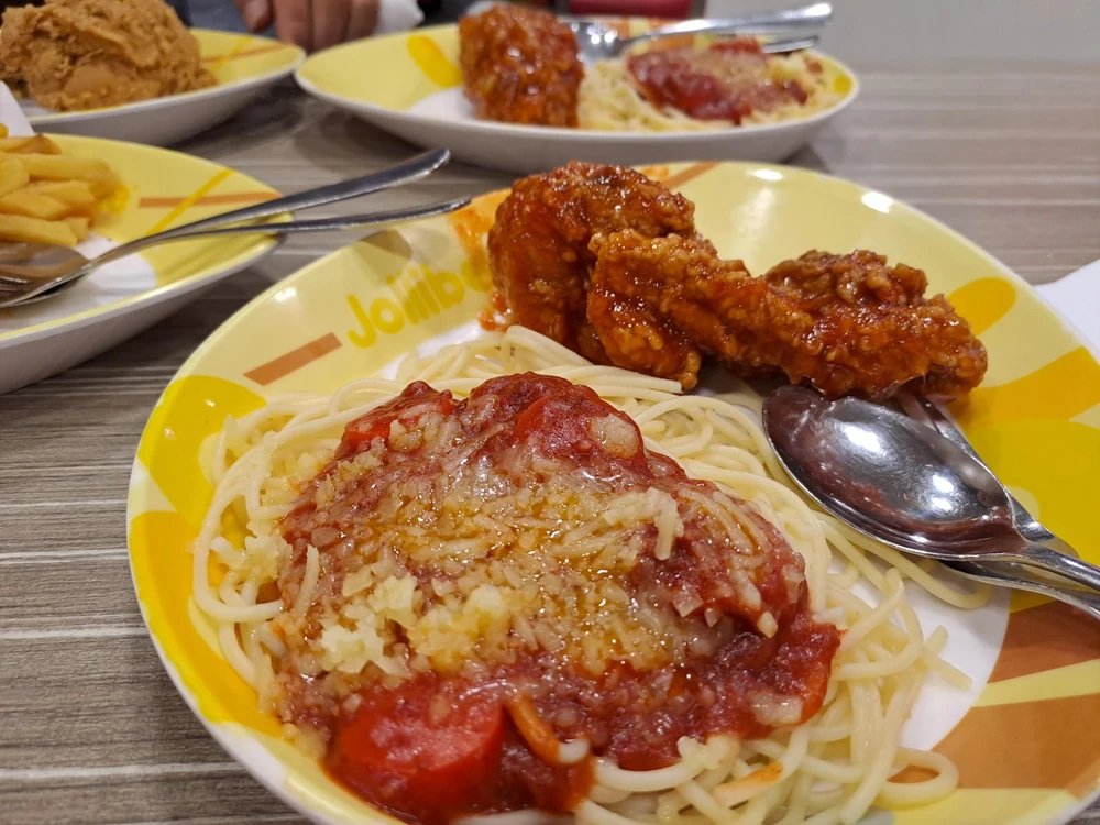 Quản lí và sử dụng thức ăn nhanh, thức ăn chế biến sẵn và nước đóng chai hợp lí để đảm bảo sức khỏe. ẢNH: HẠ QUYÊN