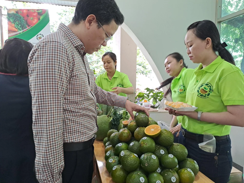 Doanh nghiệp vẫn luôn chật vật tìm niềm tin từ người tiêu dùng. ẢNH: THU HÀ