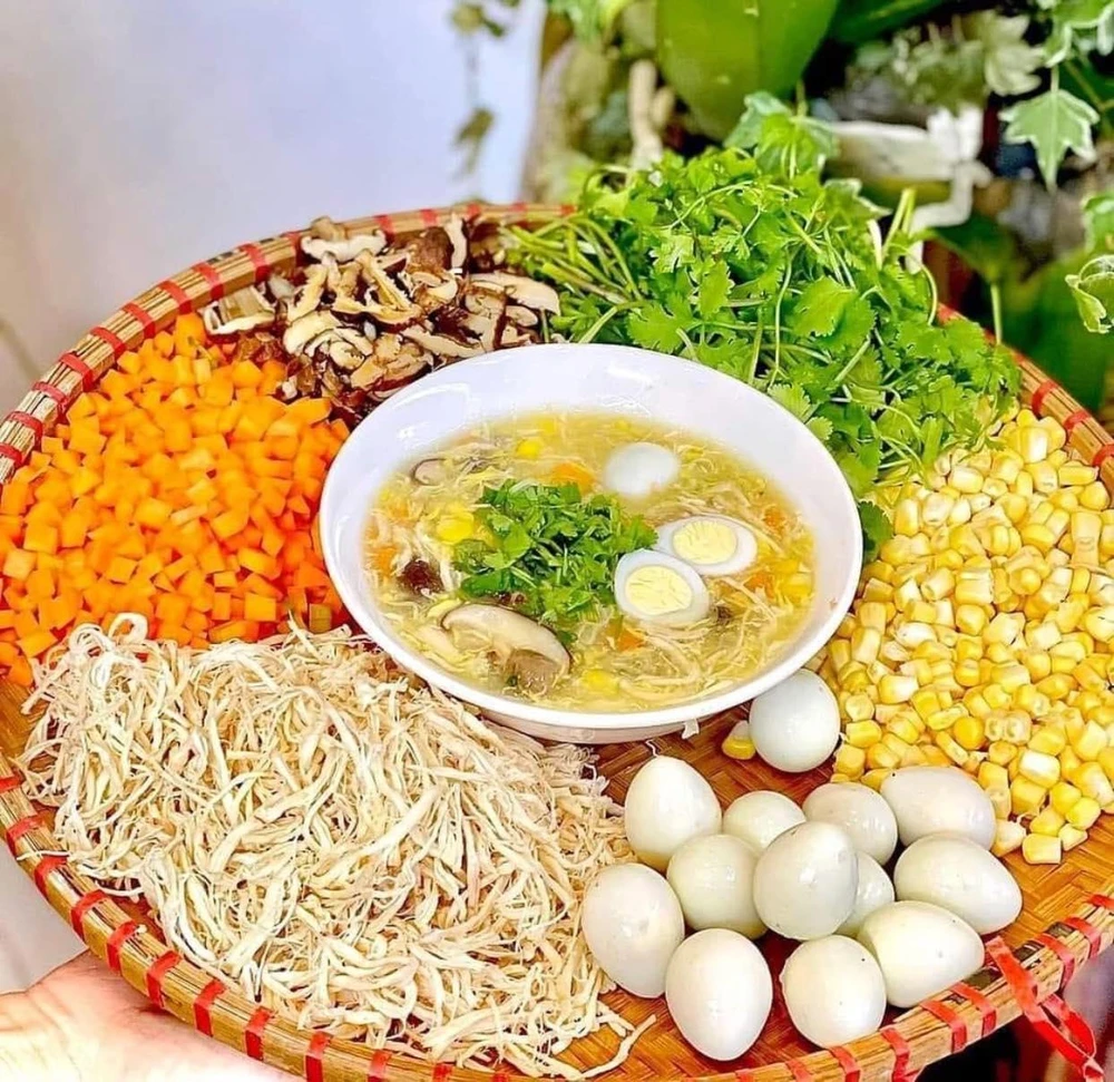 Súp gà có thể là lựa chọn tốt để bạn chống lại cơn cảm cúm do thời tiết. ẢNH: HÀ ANH