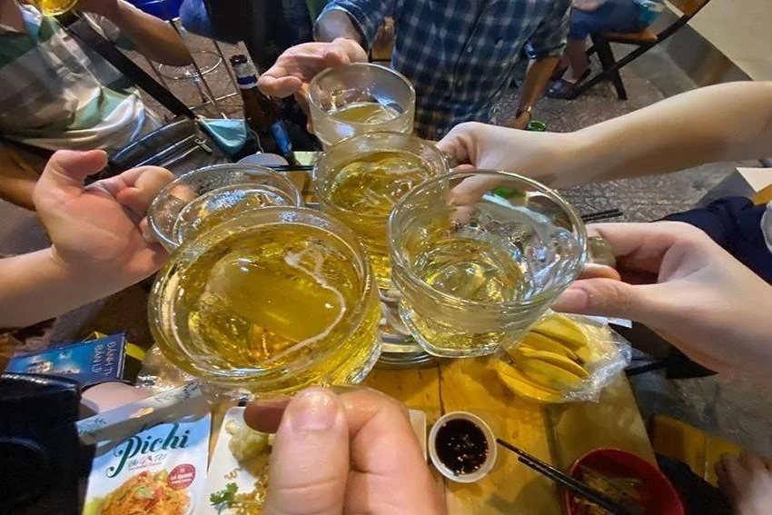 Nên uống rượu bia trước giờ ngủ 4 - 5 tiếng đồng hồ. ẢNH: HOÀNG GIANG