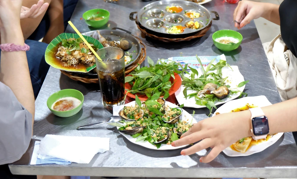 Hàu chứa hàm lượng kẽm phong phú, chính vì thế ăn hàu có tác dụng thúc đẩy nhu cầu sinh lý ở nam giới. ẢNH: HẠ QUYÊN Hàu chứa hàm lượng kẽm phong phú, chính vì thế ăn hàu có tác dụng thúc đẩy nhu cầu sinh lý ở nam giới. ẢNH: HẠ QUYÊN