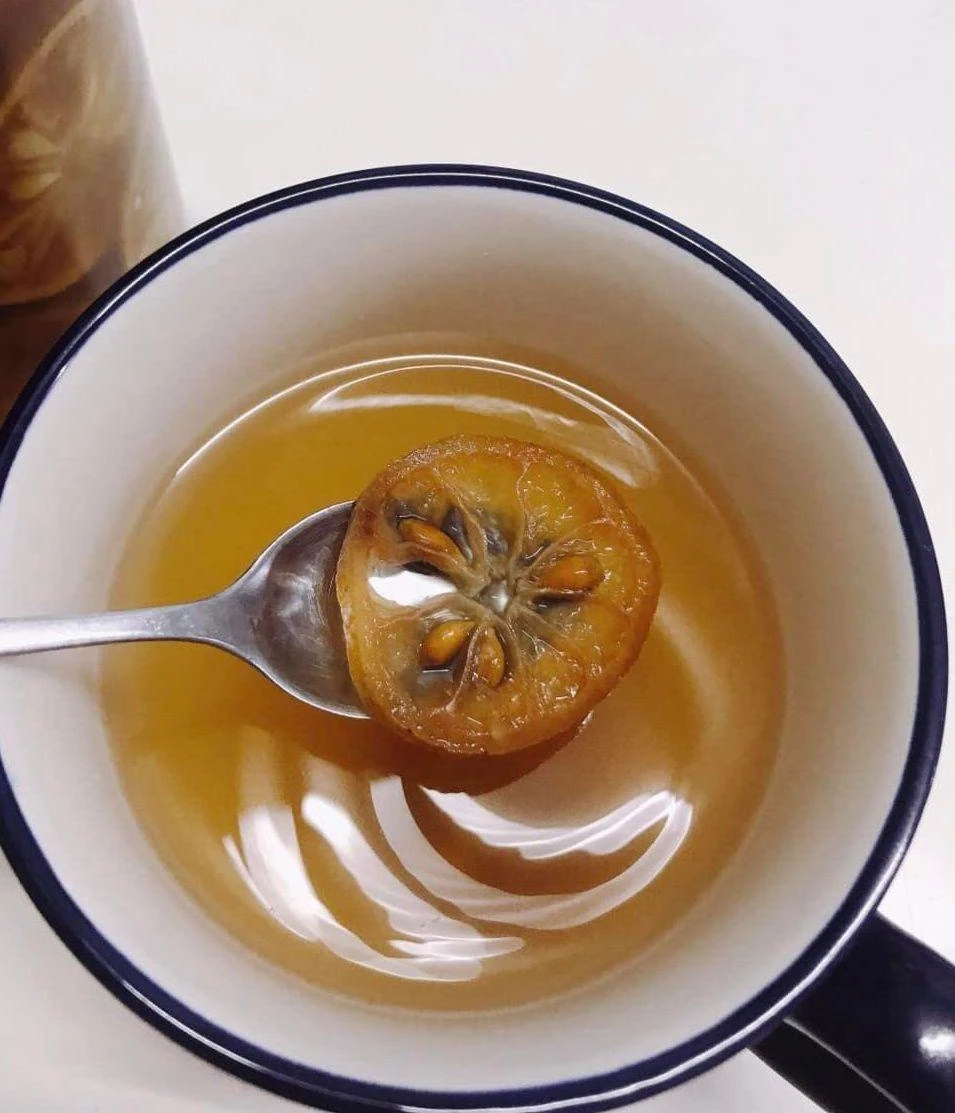 Mong muốn giảm cân cấp tốc, chị Linh chọn cách uống chanh đào buổi sáng. ẢNH: Nini