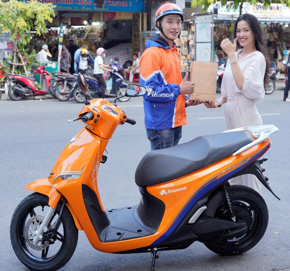 Ahamove kết hợp cùng VinFast để đưa xe máy điện vào dịch vụ giao hàng và chở khách. Ảnh: Ahamove Ahamove kết hợp cùng VinFast để đưa xe máy điện vào dịch vụ giao hàng và chở khách. Ảnh: Ahamove