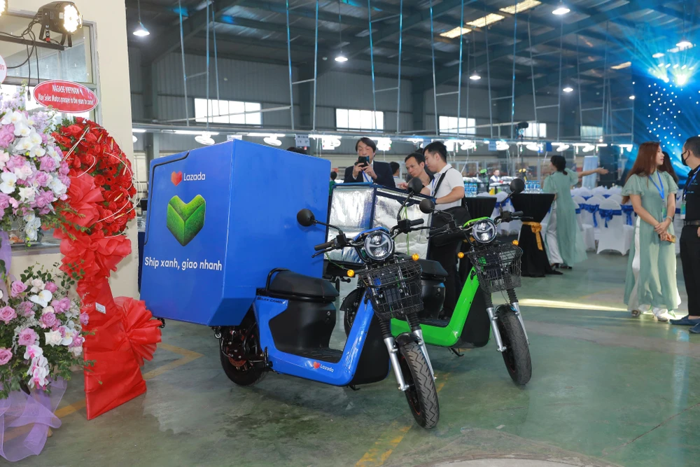 XEDIEN_GIAOHANG Sàn TMĐT Lazada đưa xe máy điện vào hoạt động giao hàng nhằm giảm thiểu lượng khí thải mà vẫn đem lại hiệu suất giao vận cao. ẢNH: THU HÀ