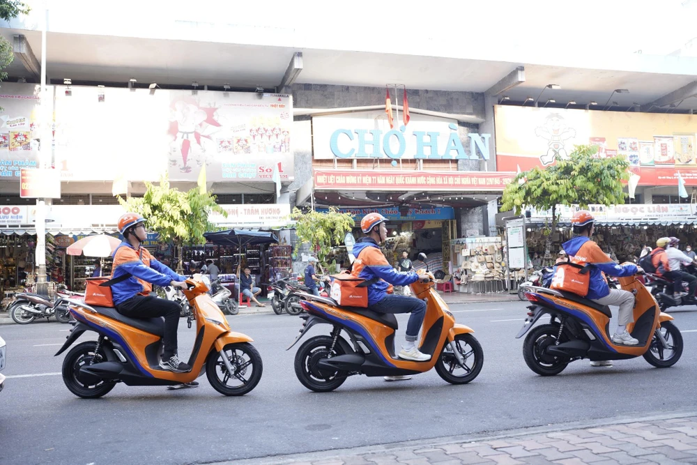 doanhnghiep_giaohangxedien Xe máy điện được doanh nghiệp vận tải đưa vào hoạt động giao hàng nhằm hướng tới việc giảm KHÍ thải