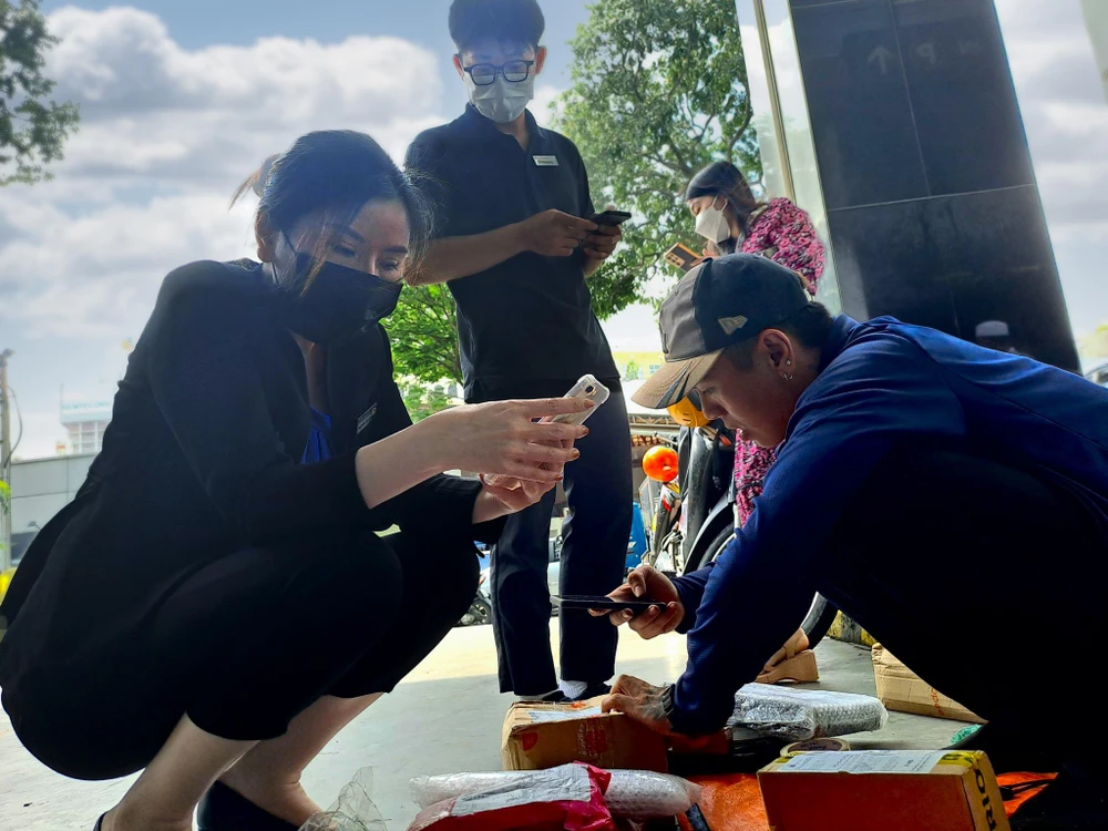 Các sàn TMĐT ráo riết cuộc đua khuyến mãi để kích cầu mua sắm vào cuối năm. Ảnh minh họa: THU HÀ