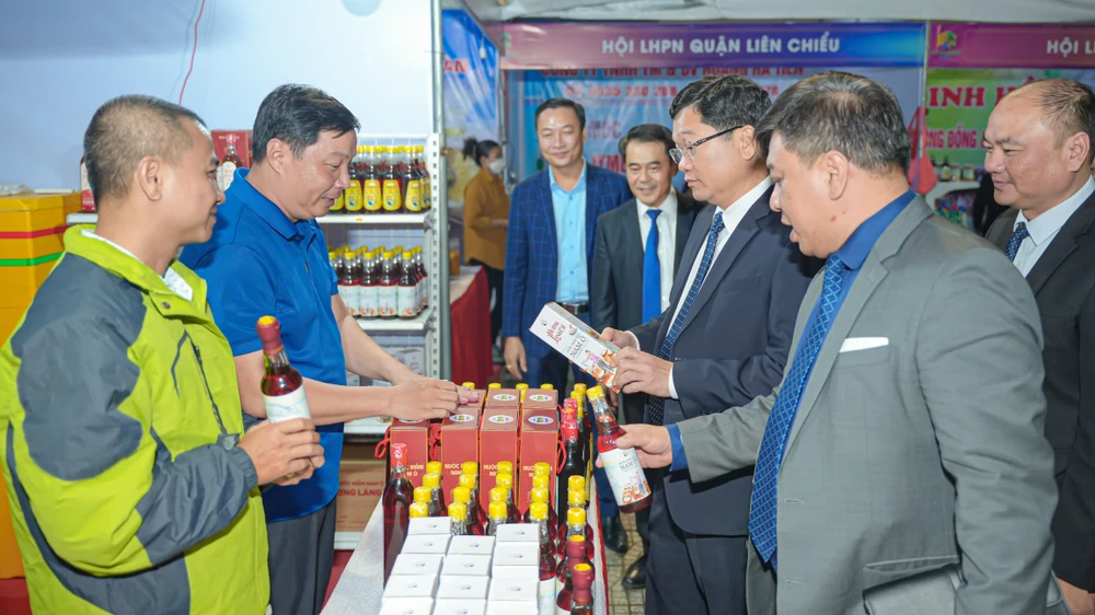 Nhiều sản phẩm OCOP quy tụ về Hội chợ ECOMMERCE EXPO 2022. ẢNH: TÂM Nhiều sản phẩm OCOP quy tụ về Hội chợ ECOMMERCE EXPO 2022. ẢNH: TÂM