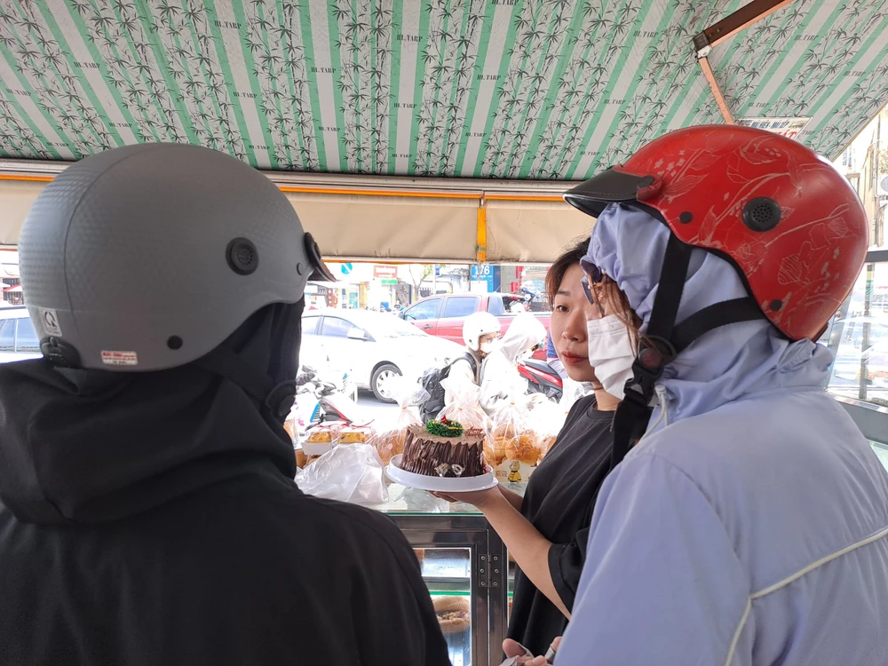 Bánh kem tạo hình Noel đang trở thành mặt hàng bán chạy trong mùa giáng sinh năm nay. Ảnh: THU HÀ