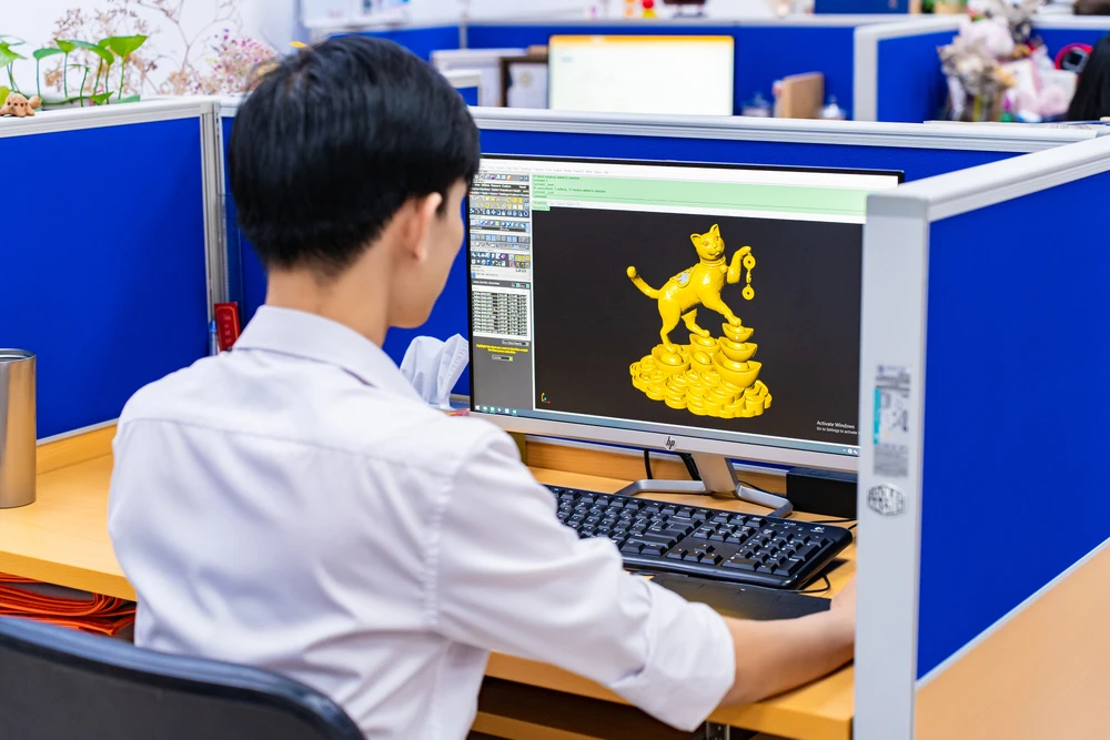 Nhân viên thiết kế đang chỉnh sửa bản thảo tượng. Bộ sưu tập này mang ý nghĩa mang lại may mắn và tài lộc cho người sở hữu.