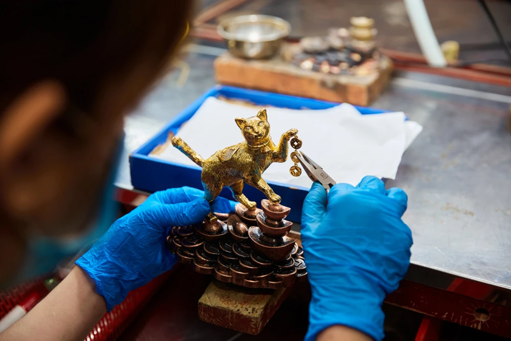 Tượng mèo đang từng bước được nghệ nhân hoàn thiện.