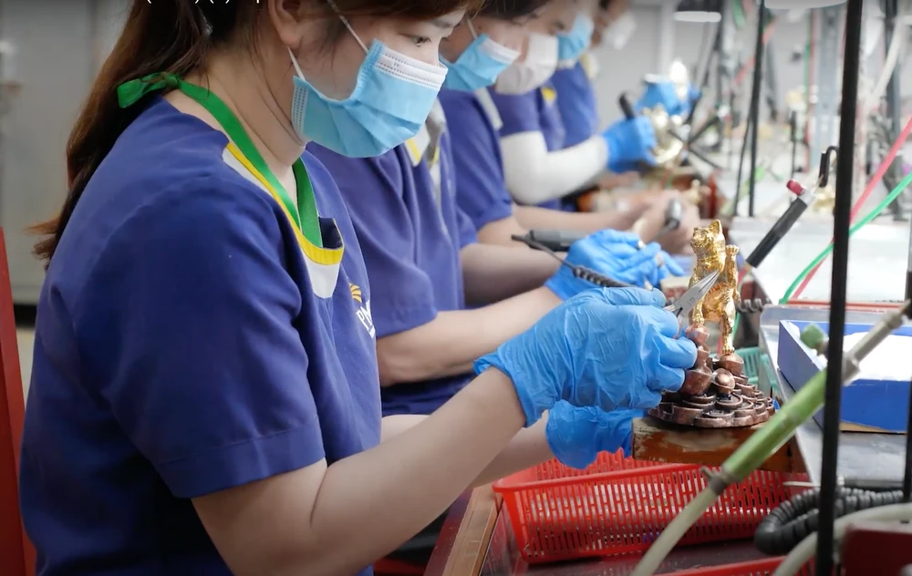 Theo thợ kim hoàn tượng mèo được làm từ hợp kim cao cấp, mạ vàng 24K