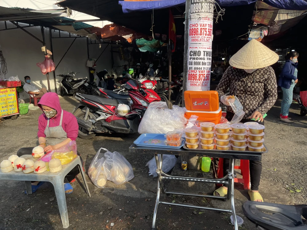 Dừa đeo nơ có giá 20.000 đồng/trái vẫn hút khách mua hàng. Ảnh: THU HÀ